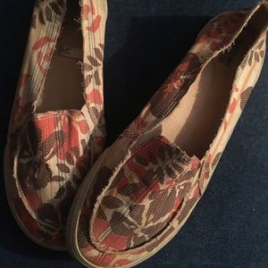 Cute canvas loafers in great fall colors!